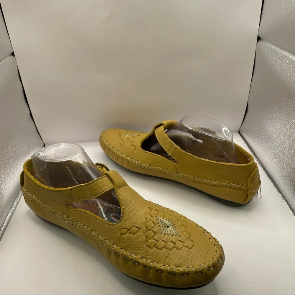 NWOB Hush Puppies Leather Moccasin Casual Comfort Strap Women’s Yellow size 11W - Picture 2 of 6